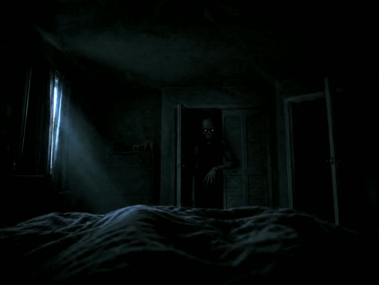 Quarto escuro visto da cama no jogo Dont Look, com uma criatura parada dentro do armário.